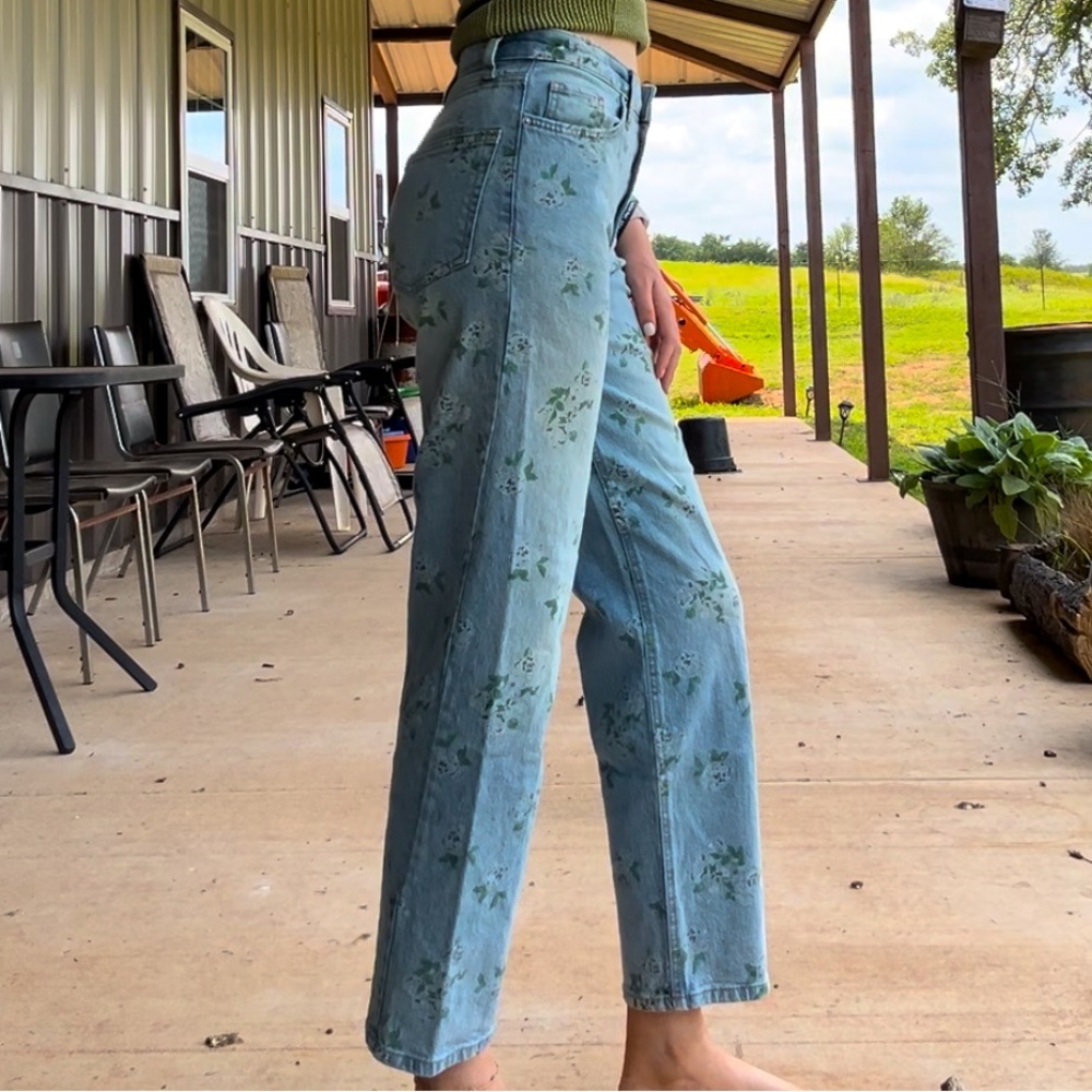 High rise, relaxed, 90’s, straight leg, Wild Fable floral jeans. Size 0